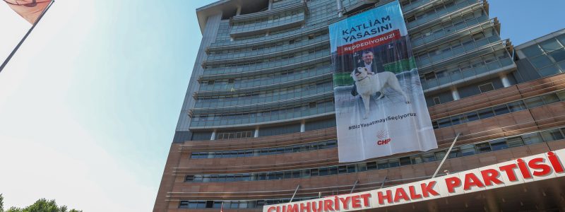 CHP Genel Merkezine “Biz Yaşatmayı Seçiyoruz” Pankartı Asıldı