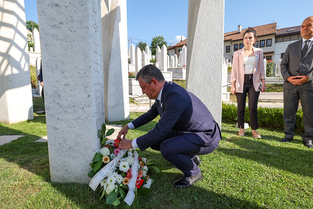 CHP Lideri Özgür Özel, İzzetbegovic’in Kabri Başından Seslendi: “Filistin’de Bir Katliam Var”