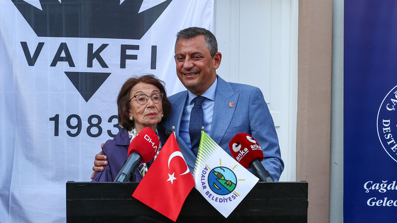 CHP lideri Özel: “Bir Devlet Adamı Nasıl Olur Diye Bakacaksanız Lütfen İsmet Paşa’ya ve İnönü Ailesine Bakın”