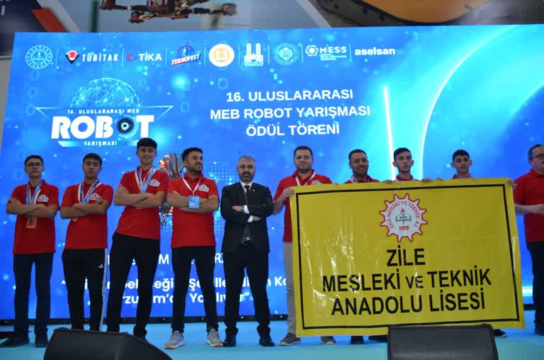 MEB ROBOT ERZURUM YARIŞMALARINDA RİZE ÖDÜLE DOYDU