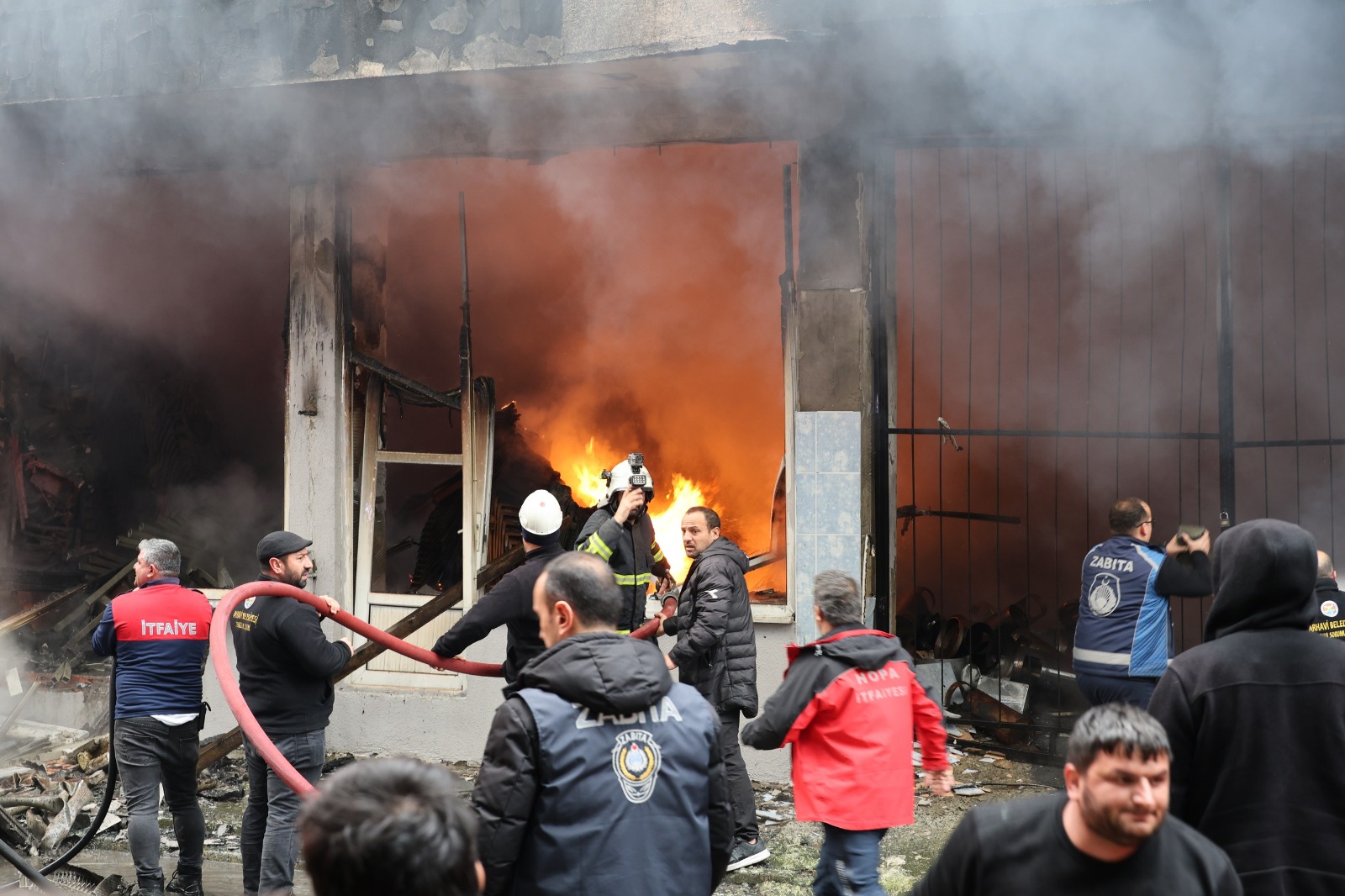 ARHAVİ’DEKİ YANGIN’DA KORKULU ANLAR YAŞANDI