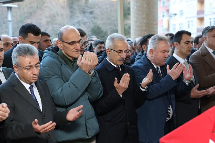 BAKAN URALOĞLU, HAYATINI KAYBEDEN PTT ÇALIŞANLARI İÇİN RİZE’DE