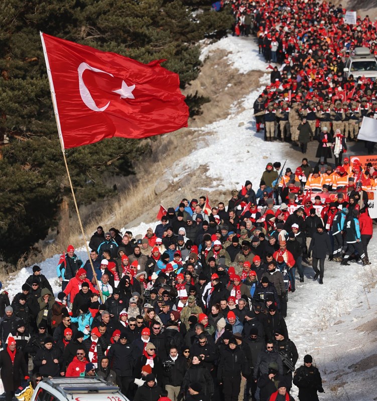 TÜRKİYE “BU TOPRAKTA İZİN VAR” TEMASIYLA SARIKAMIŞ’TA ŞEHİTLER İÇİN YÜRÜDÜ