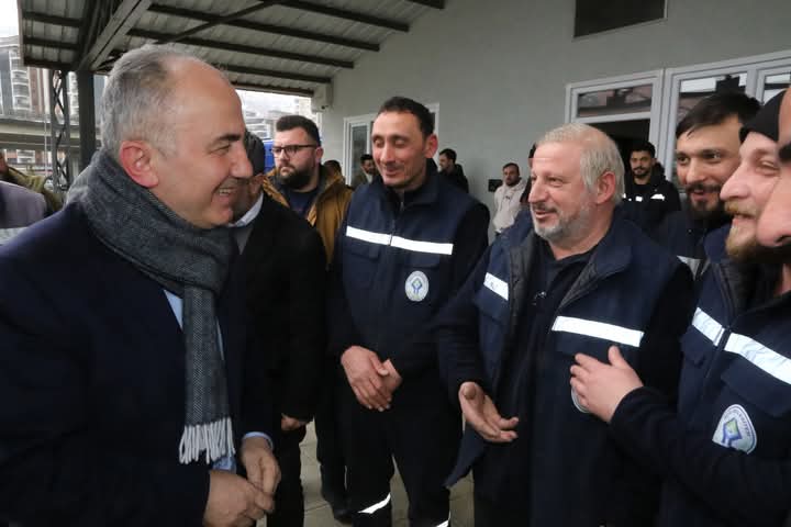 BAŞKAN RAHMİ METİN’DEN KARLA MÜCADELE EKİBİNE TEŞEKKÜR ZİYARETİ
