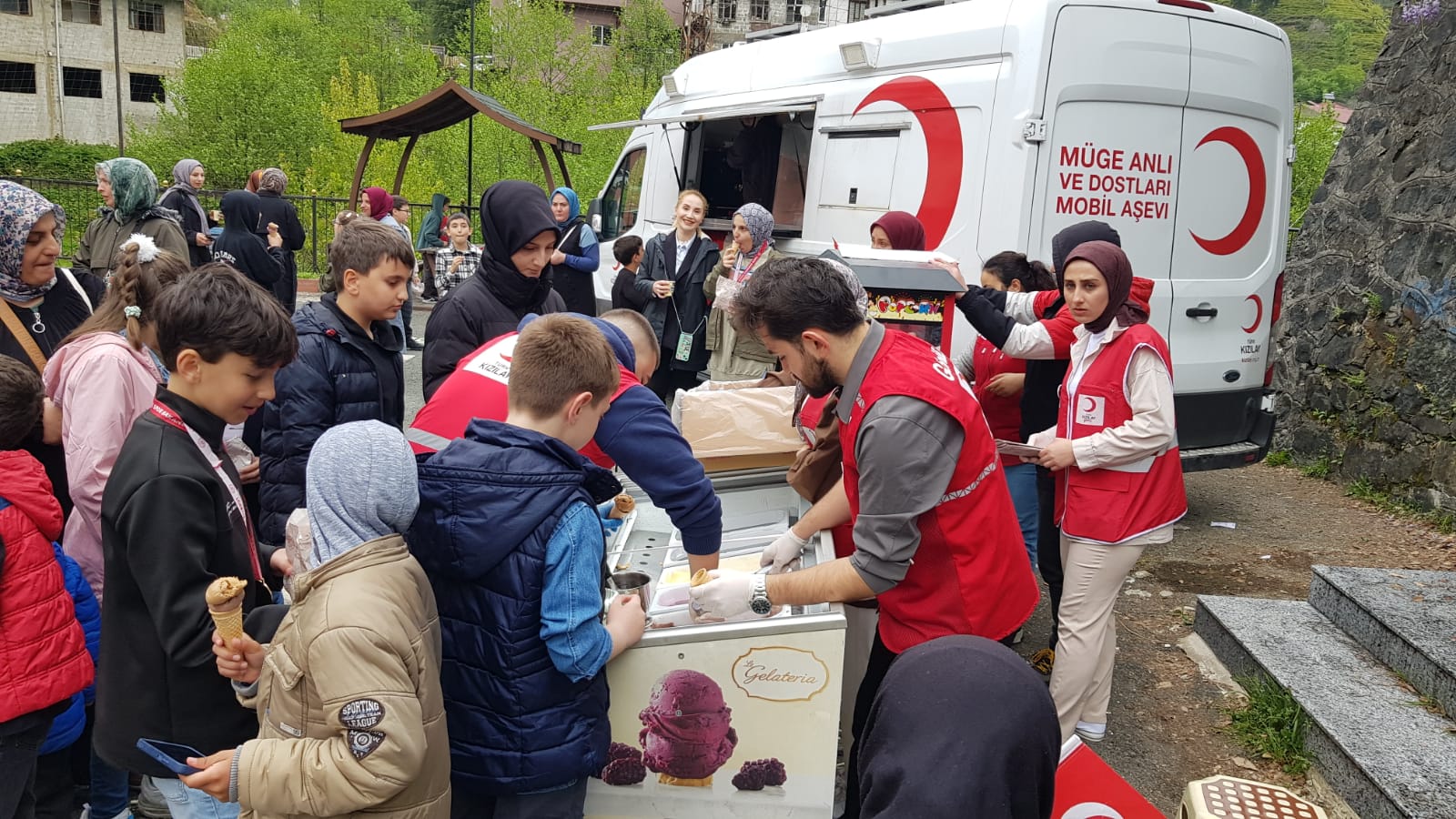 RİZE’ DE EZBER BOZAN BİR 23 NİSAN TÖRENİ