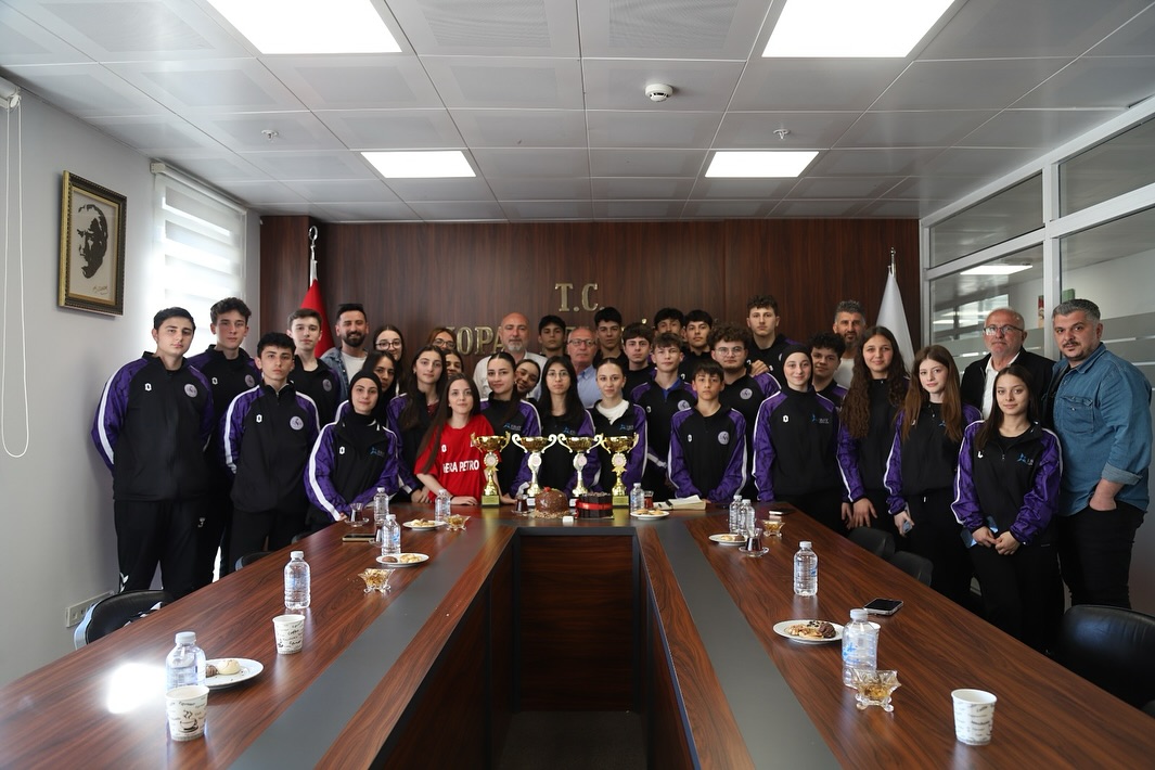 BAŞARILI FOLKORCULARDAN BAŞKAN CİHAN’A ZİYARET