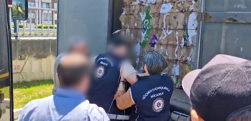 Rize’de Yabancı Plakalı Tırda 13 Afgan Kaçak Göçmen Yakalandı