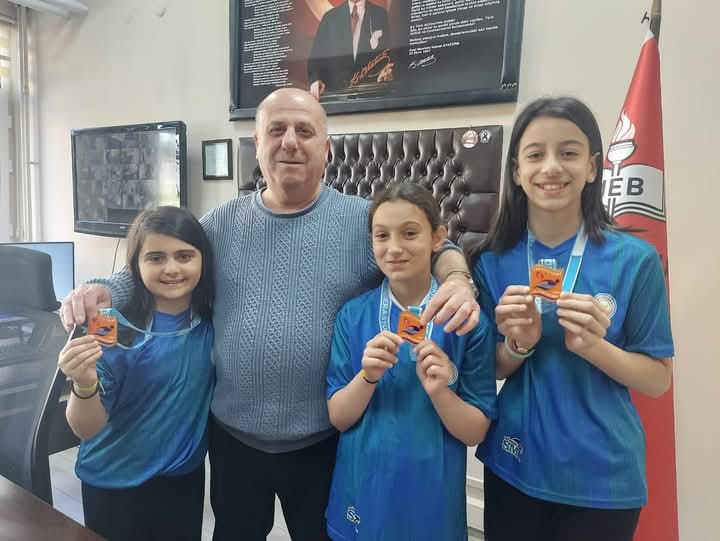 TOBB İLKOKULU ÖĞRENCİLERİ ÇAYKUR RİZESPOR YÜZME TAKIMI İLE YARI FİNALDE