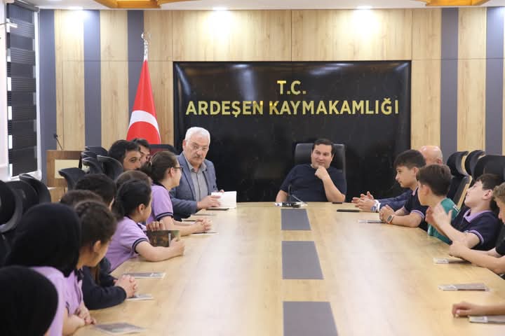 Genç yazarlar Ardeşen Kaymakamı Altay’ı ziyaret etti