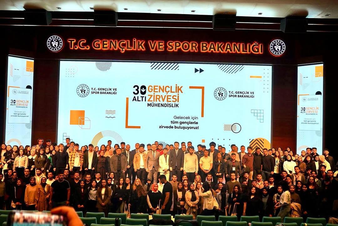 RTEÜ Mühendislik ve Mimarlık Fakültesi Öğrencileri 30 Altı Gençlik Zirvesi’ne Katıldı