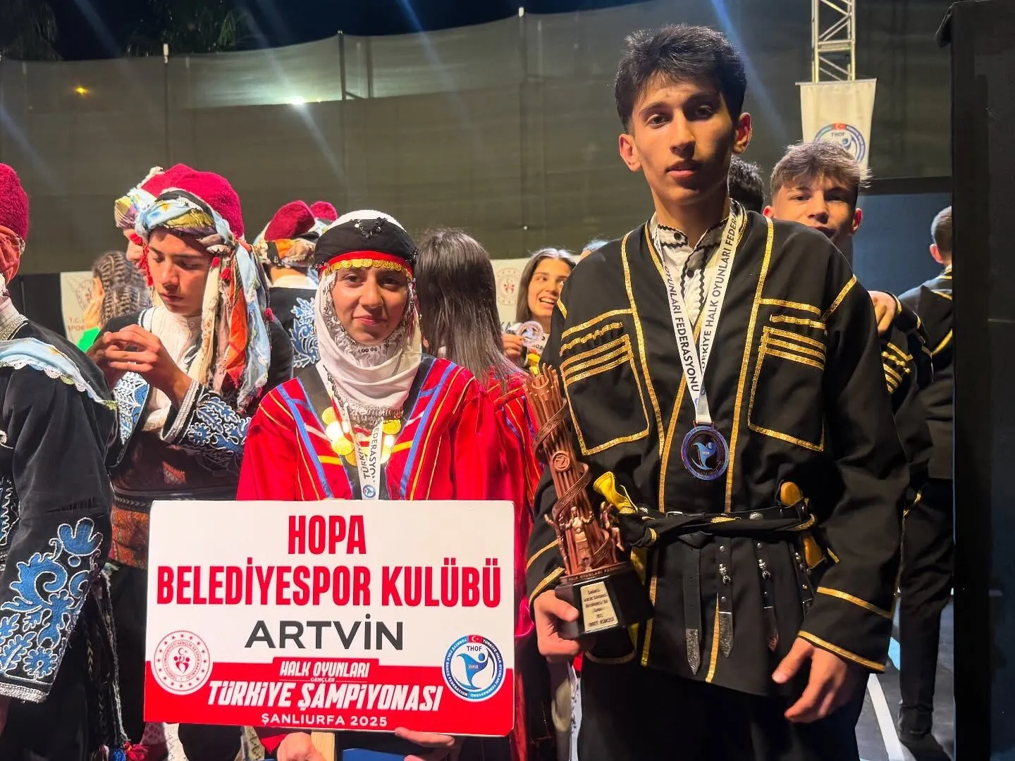 HOPA BELEDİYESPOR KULÜBÜ HALK OYUNLARI TOPLULUĞU GURURLANDIRDI