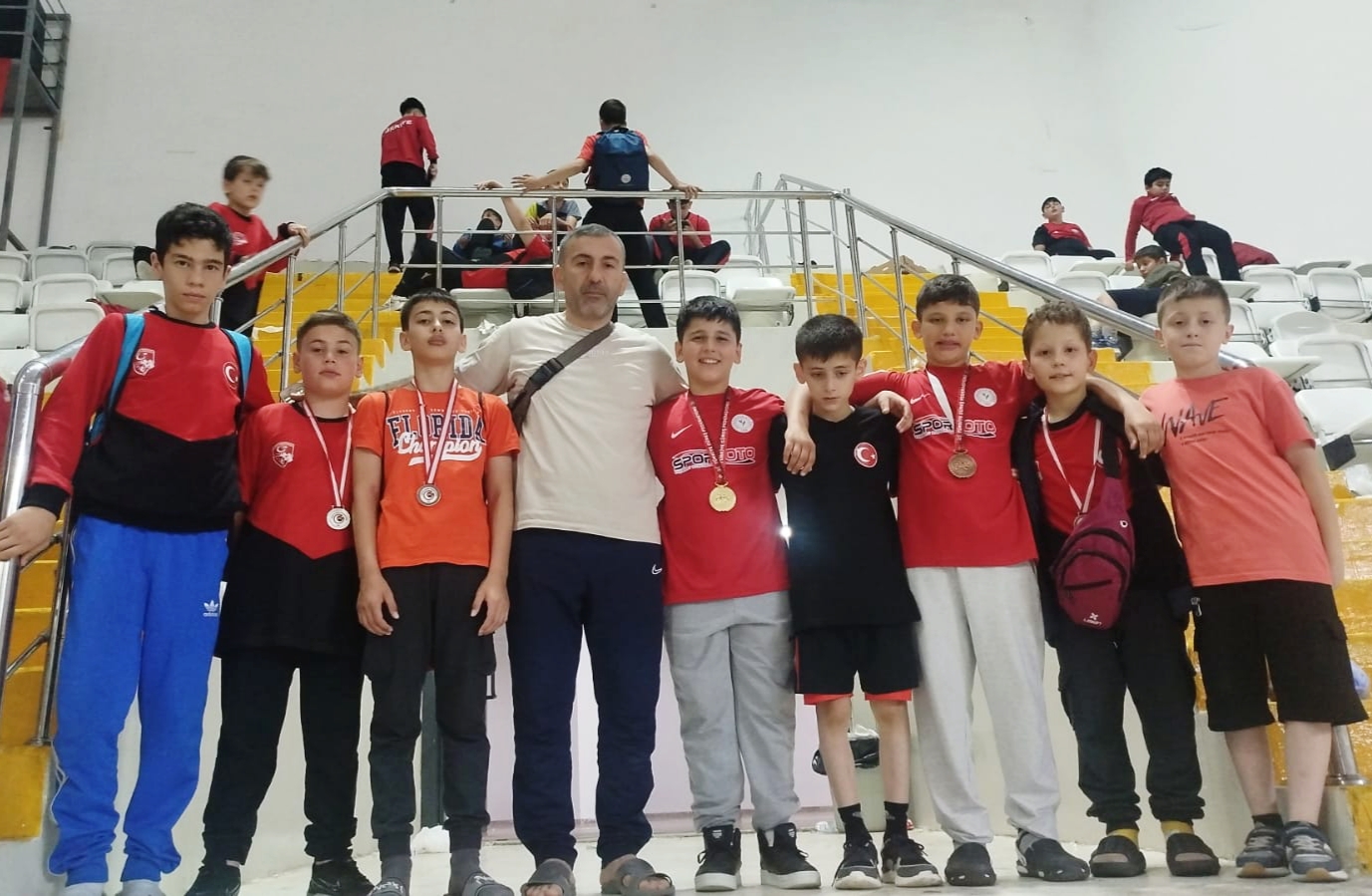 ÇAYKURSPOR’LU MİNİK GÜREŞCİLER SİVAS’TAN 9 MADAYLA İLE DÖNDÜ