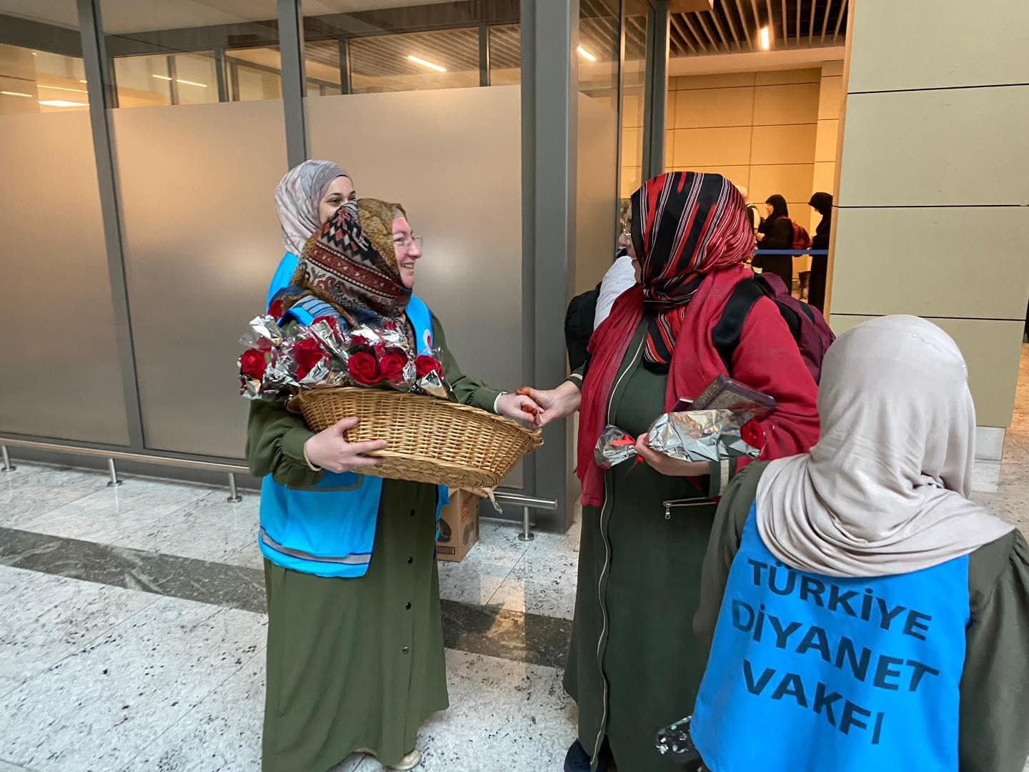 Yurda dönen hacılar güllerle karşılandı