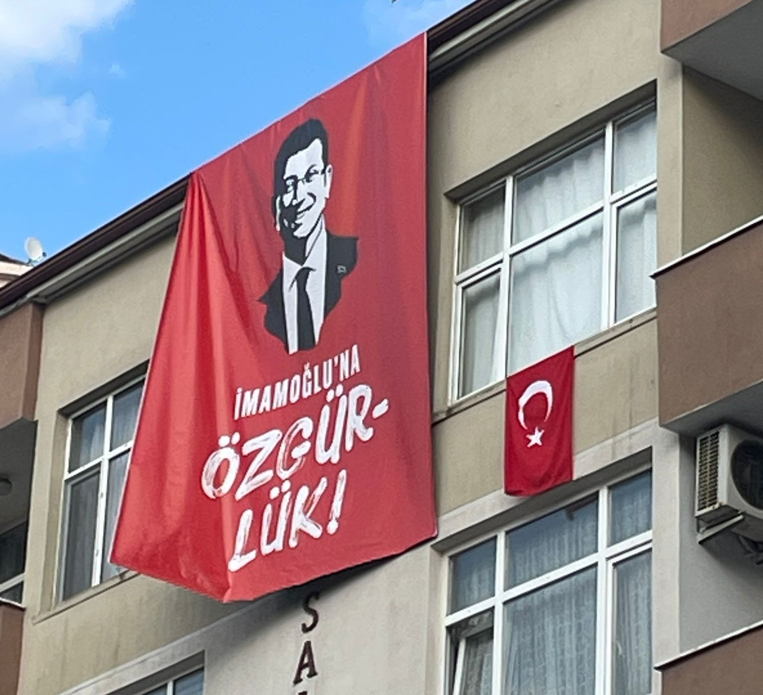 Rize’de “İmamoğlu’na Özgürlük” Pankartı: Sessiz Destek, Sessiz Mesaj