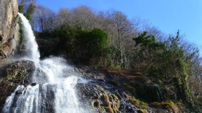Rize’nin Kalkandere ilçesinde bulunan doğal güzelliğiyle ünlü Çağlayan Şelalesi, bakımsızlığı