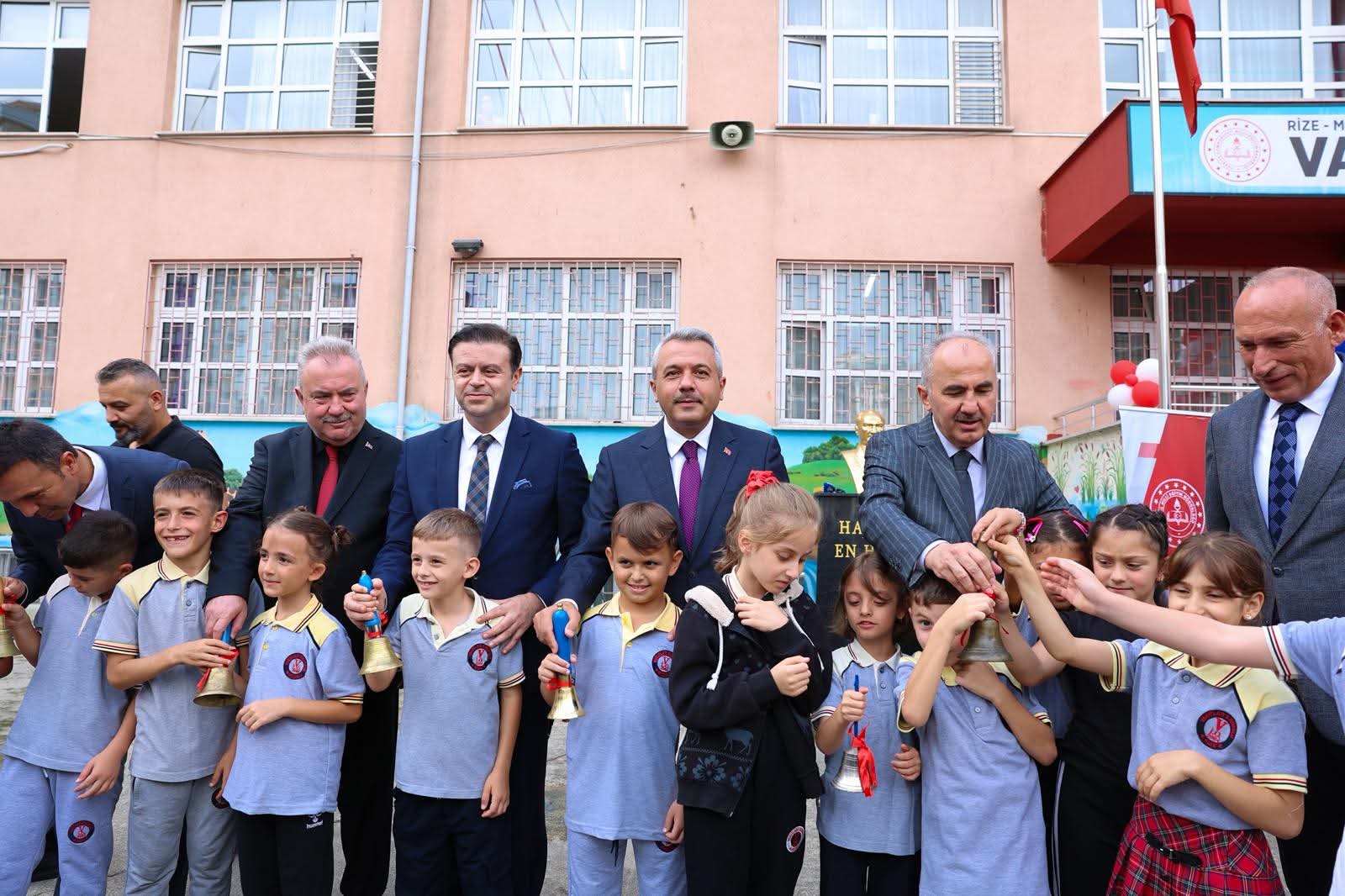 Rize’de 2025-2026 eğitim-öğretim yılının başlaması münasebetiyle Vakıflar İlkokulunda açılış töreni