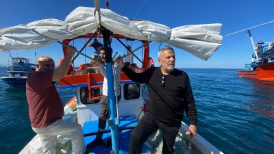 Rize’nin Pazar ilçesinde balıkçılar, Kuzuoğlu Grup tarafından liman açıklarında kurulmak