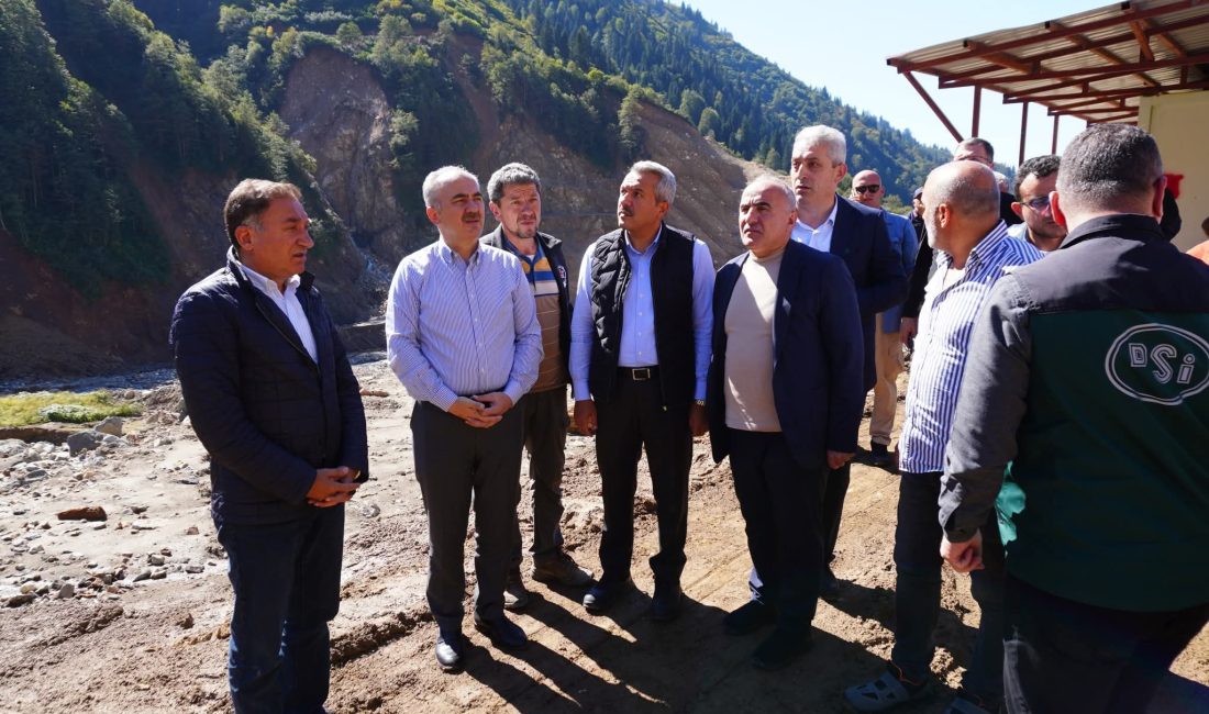 Rize Belediye Başkanı Rahmi Metin, beraberinde Rize Valisi İhsan Selim