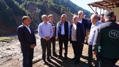 Rize Belediye Başkanı Rahmi Metin, beraberinde Rize Valisi İhsan Selim