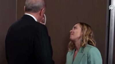 Makale:Adnan ONAY Bazı liderlerle kurduğu göz temaslarıyla samimiyet pozu veren