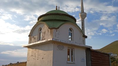YEŞİLYOLÜZERİNDE BULUNAN ŞEHİTLİK CAMİİ 3X3 M EBADINDA