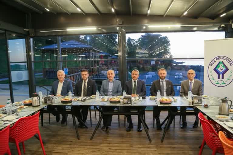 Rize Lisesi Mezunları ve öğretmenleri Belediye Başkanı Rahmi Metin’in katkısıyla