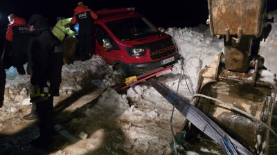 Rize’nin Çamlıhemşin ilçesine bağlı Trovit Yaylası yolunda karla mücadele çalışmaları