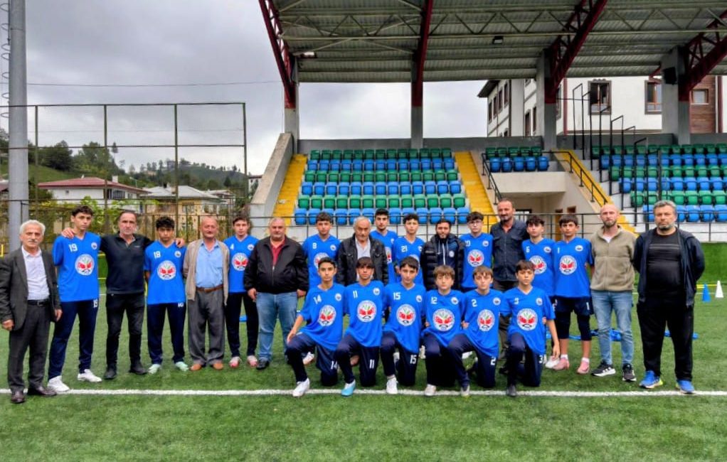Kalkandere Ziraat Odası Başkanı Niyazi Kabaoğlu ve yönetimi Kalkanderespor alt