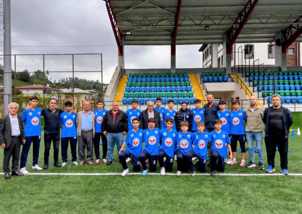 Kalkandere Ziraat Odası Başkanı Niyazi Kabaoğlu ve yönetimi Kalkanderespor alt
