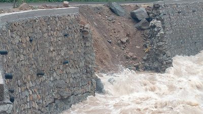 İKİZDERE’DE DSİ TARAFINDAN YAPTIRILAN DERE TAŞKIN KORUMA DUVARLARI İLK TAŞKINDA