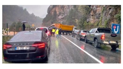 Rize-Erzurum Karayolu 35.Km De Dere Taşkını Sonrası Yaya Ve Araç