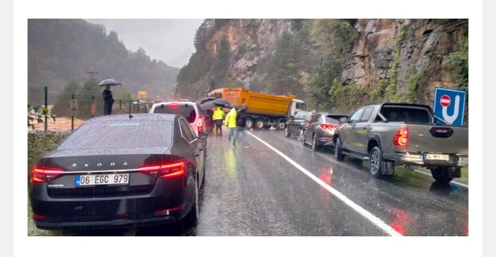 Rize-Erzurum Karayolu 35.Km De Dere Taşkını Sonrası Yaya Ve Araç