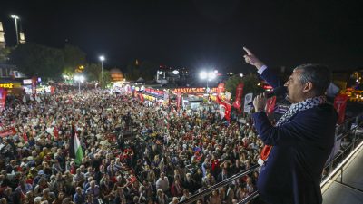 Cumhuriyet Halk Partisi Genel Başkanı Özgür Özel, İstanbul Eyüpsultan’da gerçekleştirilen