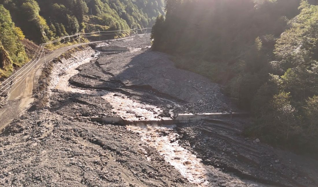 RİZE GENELİNDE MEYDANA GELEN SELDE BOZULAN DERE YATAKLARI VE MENFEZLER TEMİZLENİYOR 19–20 Eylül 2025 tarihlerinde ilimiz genelinde etkili olan yoğun yağışlar