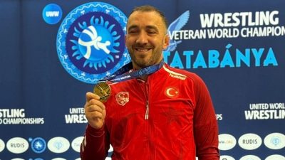 Macaristan’ın Tatabanya kentinde düzenlenen Veteranlar Dünya Güreş Şampiyonasına katılan Çaykurspor’lu