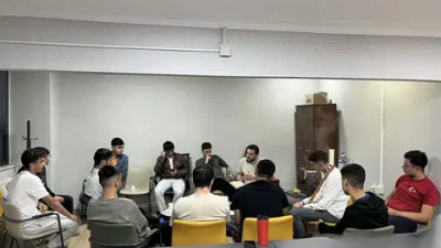 Rize'deki KYK yurtlarında her akşam gençler için manevi buluşmalar düzenleniyor.