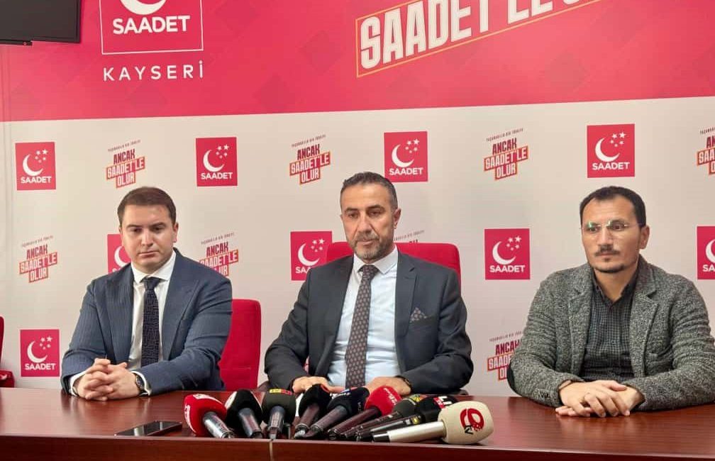 Saadet Partisi (SP) Kayseri İl Başkanı Erdal Altun, parti binasında