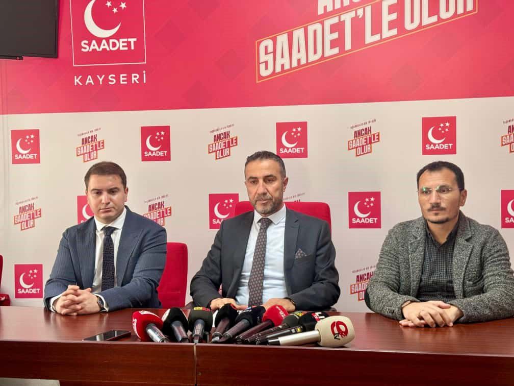 Saadet Partisi (SP) Kayseri İl Başkanı Erdal Altun, parti binasında