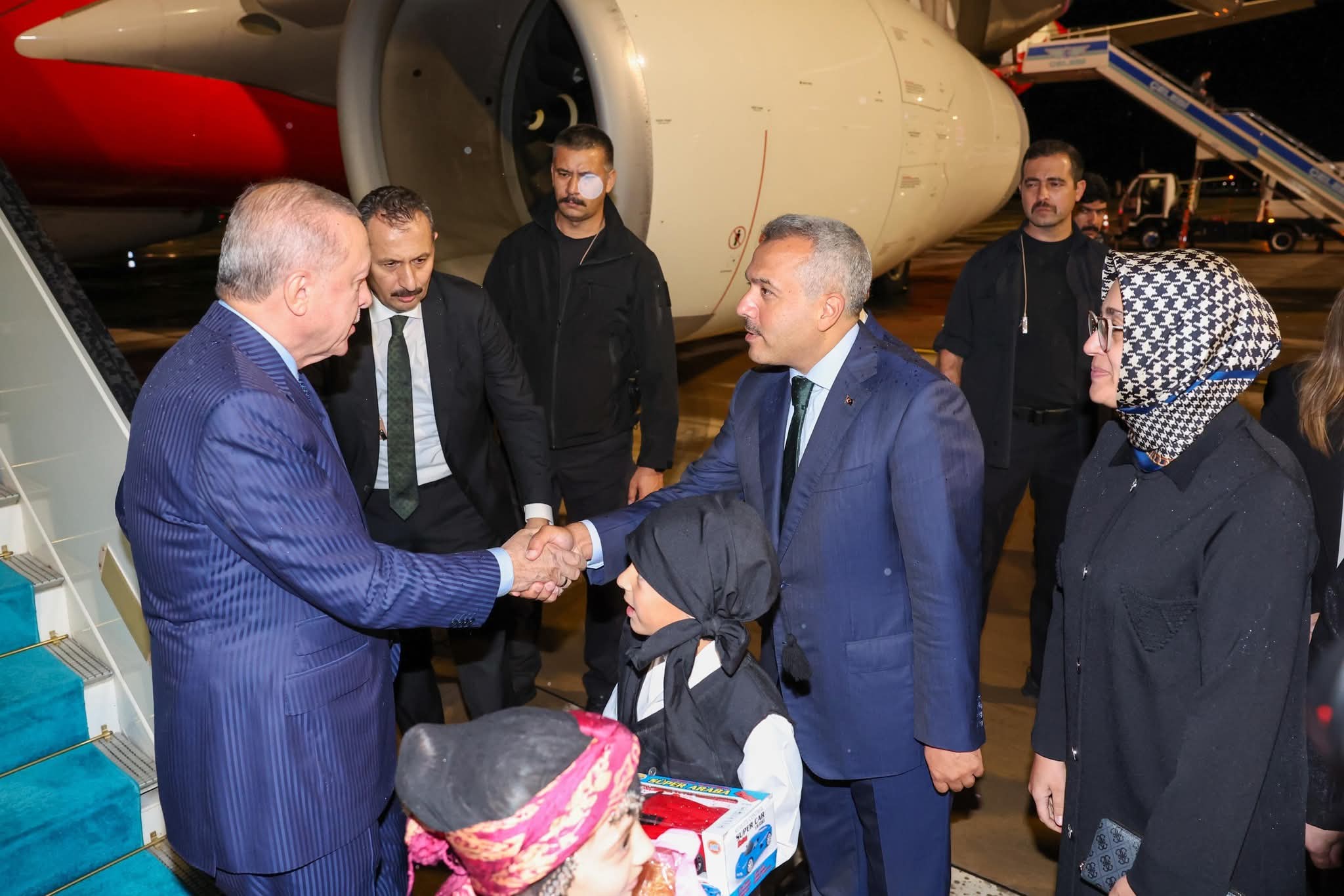 Bir dizi ziyaret, toplu açılış ve temel atma törenine katılmak