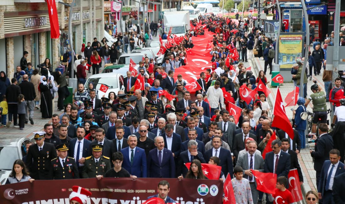 Cumhuriyetimizin 102. yılı, tüm yurtta olduğu gibi Rize’de de büyük bir coşkuyla kutlanıyor Cumhuriyet’in 102. yıl dönümü kutlamaları kapsamında, 100 metrelik dev Türk