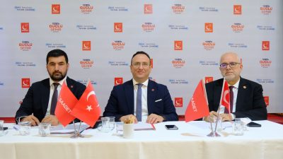 Mardin’de düzenlenen “Ortak Akıl, Güçlü Şehir Çalıştayı”na katıldı. Akademisyenler, sivil