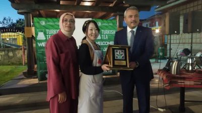 Japonya'dan gelen çay uzmanları Rize'de Türk usulü çay demledi; jürinin