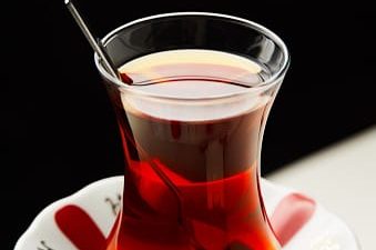 Günün her saatinde tükettiğimiz çayı ince belli bardakta içmeyi tercih