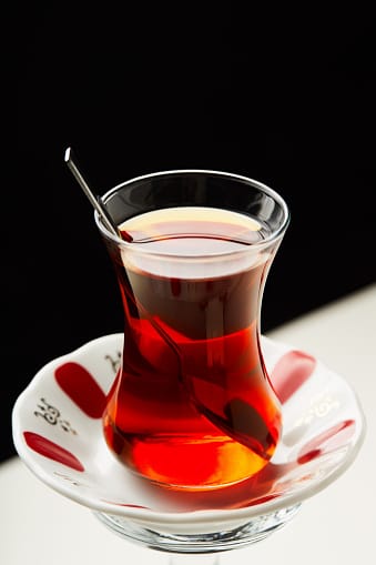 ÇAY TİRYAKİLERİ HAKLI. İNCE BEL, ÇAYIN TADINI DA KEYFİNİ DE ARTIRIYOR. Günün her saatinde tükettiğimiz çayı ince belli bardakta içmeyi tercih