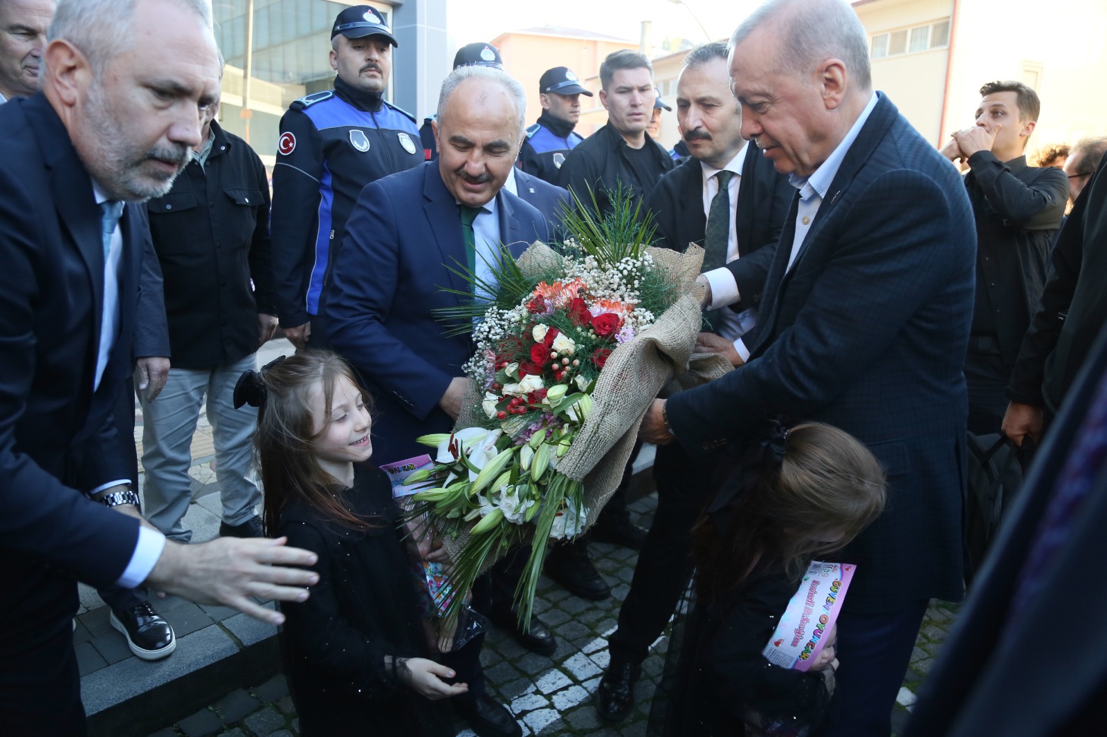 Bir dizi ziyaretlerde bulunmak ve toplu açılış törenine katılmak üzere