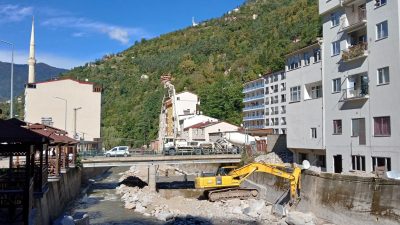 İkizdere İlçe merkezinde bulunan köprünün dere taşkınından zarar görmemesi için