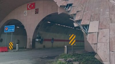 TÜNEL GİRİŞİNDEKİ KAPLAMA TAŞLARIN DÜŞMESİ ENDİŞE VERİYOR