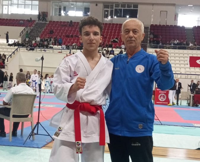Rizeli Karateci Hüseyin Kabil’den Türkiye Üçüncülüğü Başarısı Elazığ’da düzenlenen Türkiye Ümit, Genç ve U21 Karate Şampiyonası’nda Rizeli