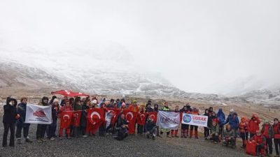 KAR YAĞIŞI ALTINDA YAPILAN ZİRVEDE 40 DAĞCI 3230 METREYE BAYRAK