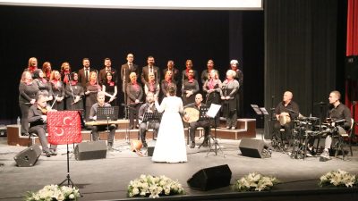 Rize'de Cumhuriyet'in kuruluşunun 102. yıldönümü dolayısıyla düzenlenen konserde coşkulu anlar